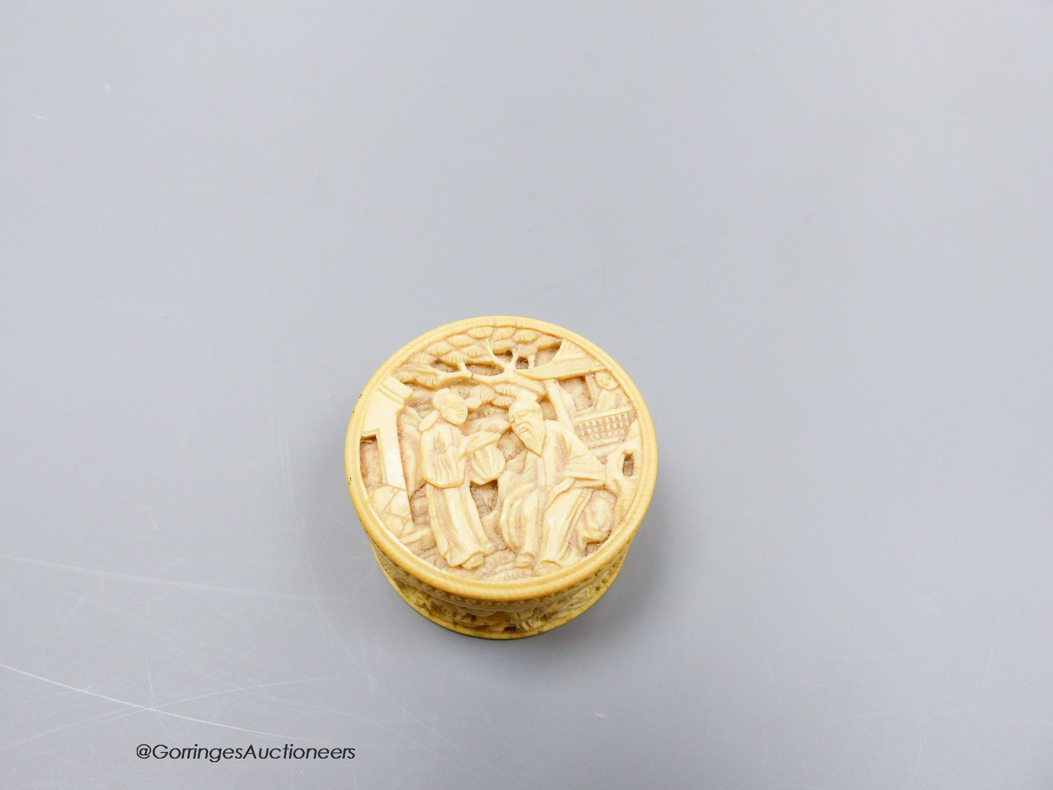 A Chinese circular carved ivory box, 19th century, diameter 4cm